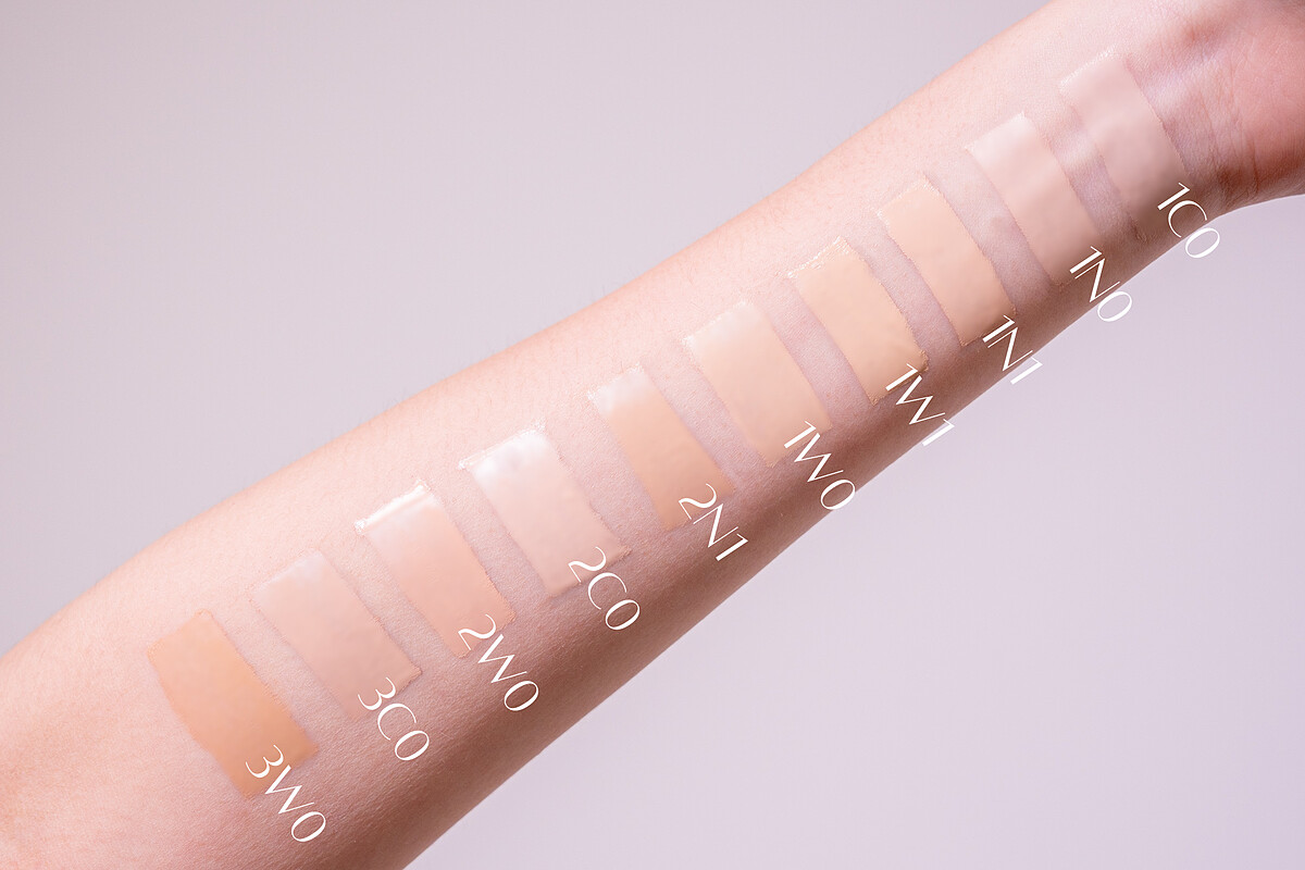 雅詩蘭黛 24H聚光粉保濕粉底精華 SPF20 PA+++》專為亞洲人挑選設計的10大色選