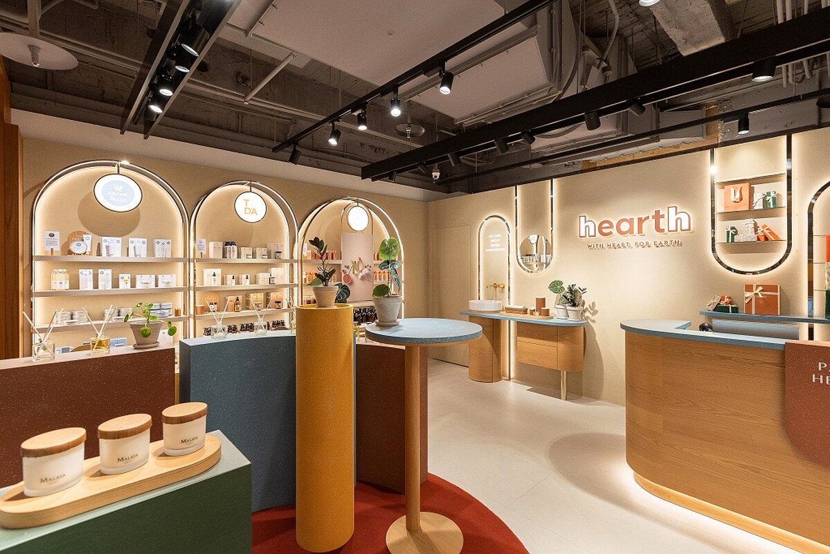 hearth店中央規劃beating heart有趣陳列。