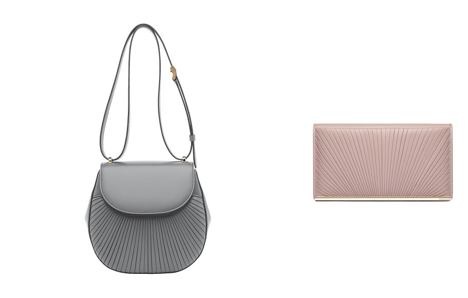 Ballet Lesson系列包款，左起小百褶肩背包(鷗灰)、大百褶手拿包(玫瑰煙) 。