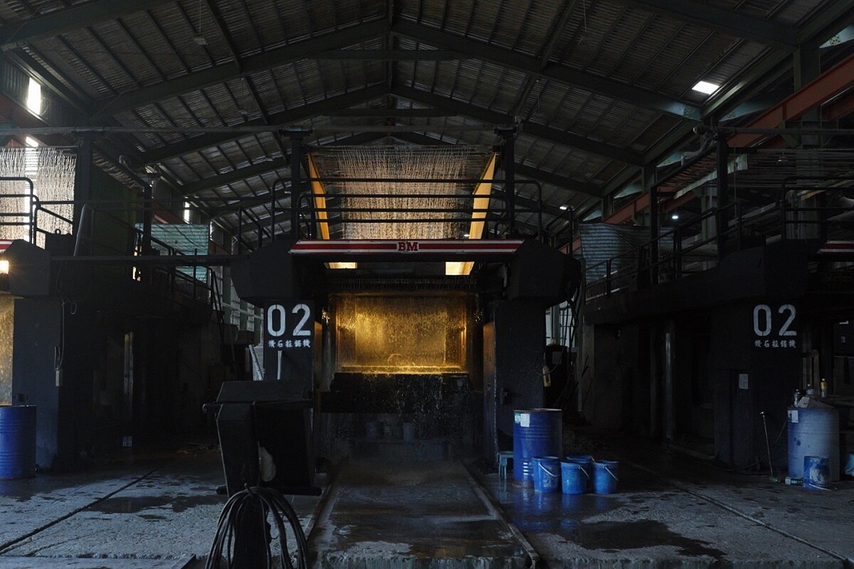 機台統一顏色，並加入光源。