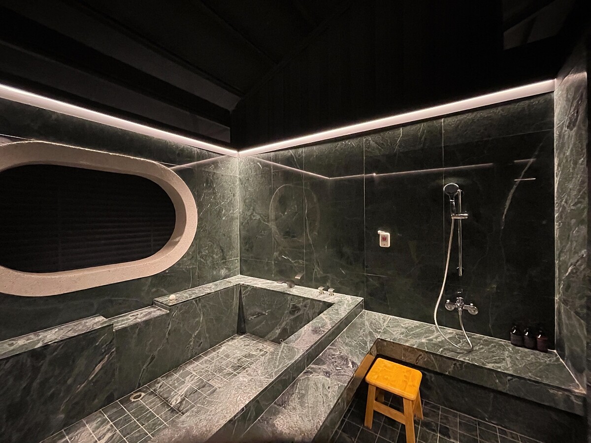 湯屋也有大量石材。