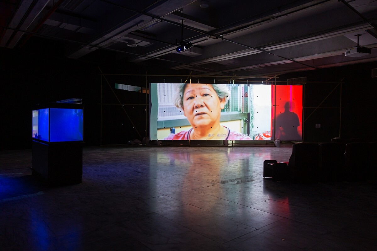 播放著藝術家與其父親、母親的訪談對話。