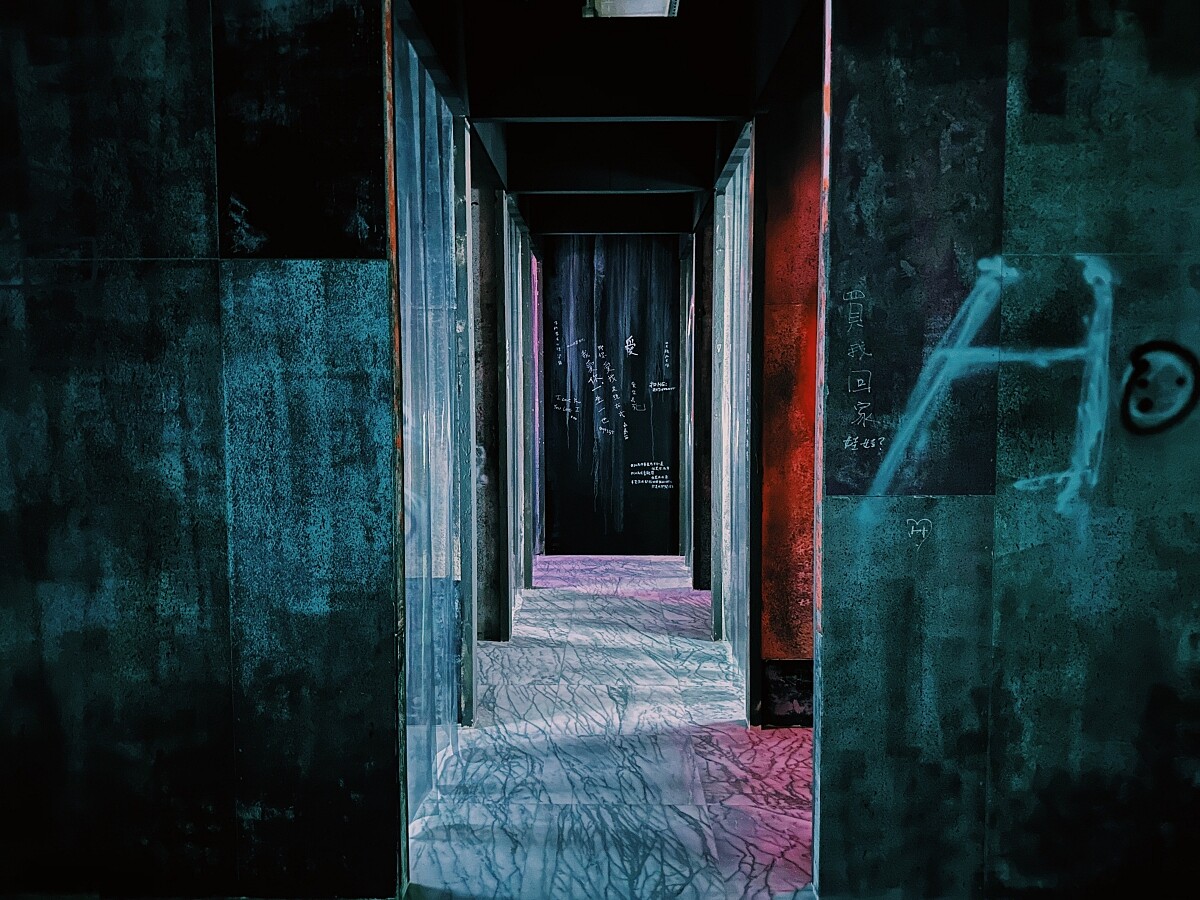 楊登棋邀請藝術家羅智信在第一展間打造13間「暗房」裝置。