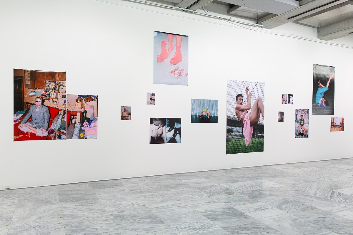 彩色攝影作品則以紛雜多元的樣貌捕捉 LGBTQ 與文化的豔放與不羈。