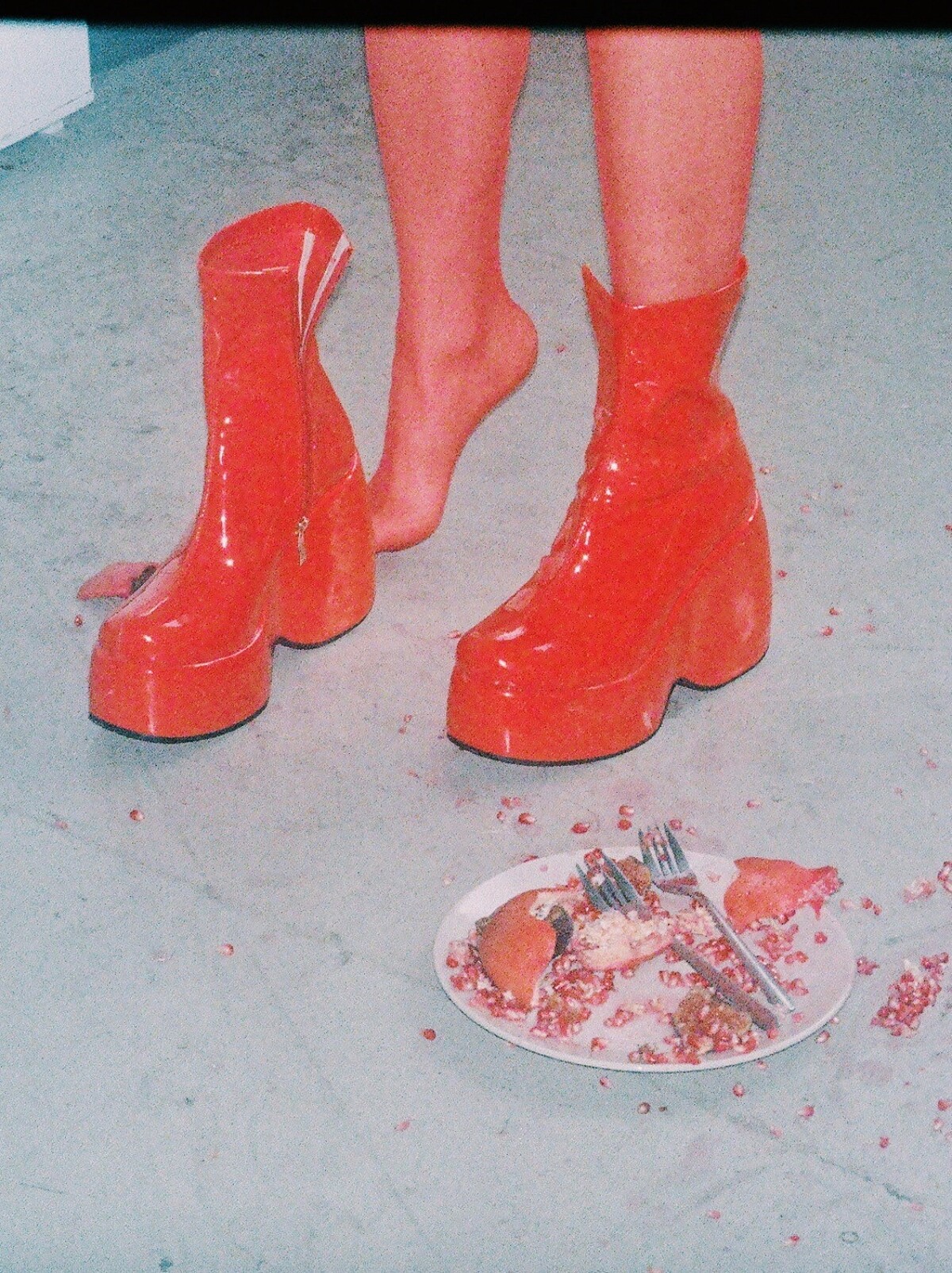 楊登棋（登曼波），《Untitled》，2021，收藏級彩色噴墨，122&times;91.5公分。圖像由藝術家及臺北市立美術館提供。 Yang Teng-Chi (Manbo Key), Untitled, 2021, archival inkjet print, 122&times;91.5 cm. Courtesy of the artist and Taipei Fine Arts Museum.