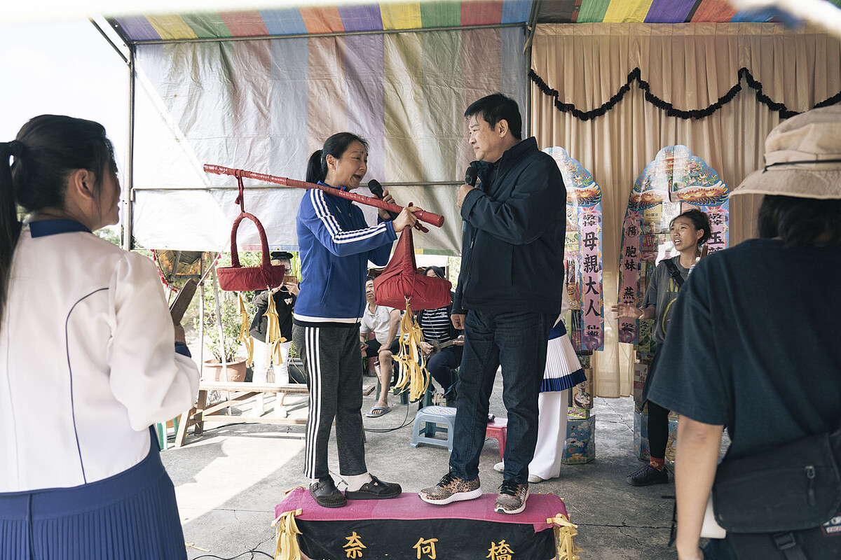 《一家子兒咕咕叫》楊麗音跟楊慶煌接受牽亡歌陣訓練