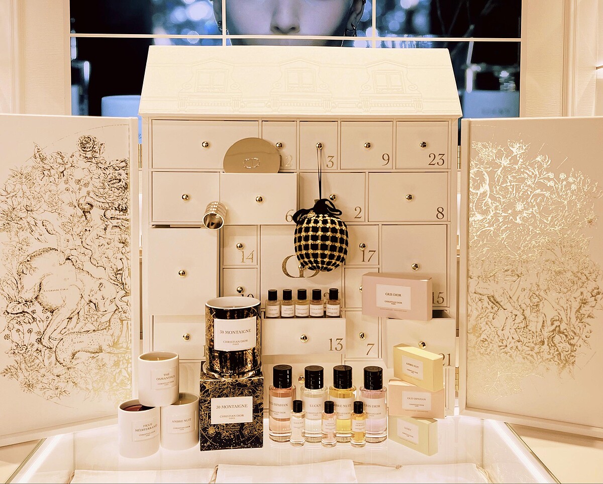 璀璨的閃耀星辰圖騰簇擁著24格木製抽屜，內含12款香氛單品、4款香氛蠟燭、4款香氛皂、3款香氛蠟燭周邊，以及1個極其限量的手工編織工藝擴香吊飾，共24款奢華香氛驚喜之中，有高達9款正產品，堪稱年度奢華之最的終極珍藏。建議零售價：NT$100,000