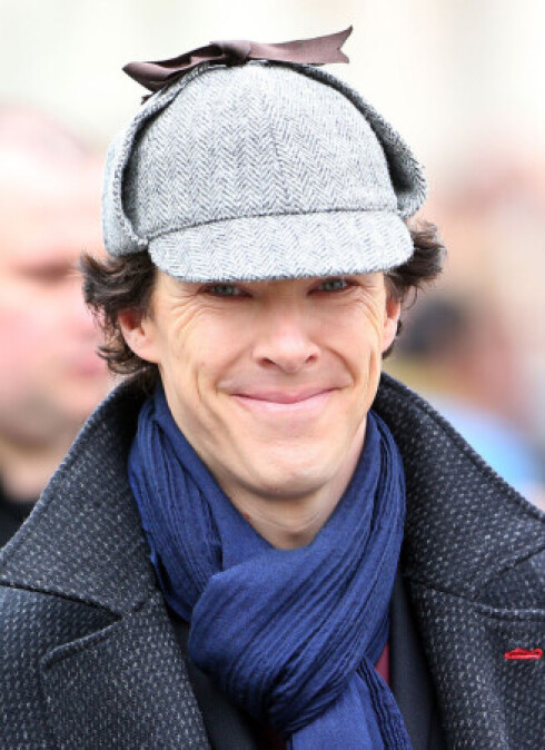 班奈狄克康柏拜區Benedict Cumberbatch在拍《新世紀福爾摩斯》第3季時被偷拍時展現的迷人笑容>///<