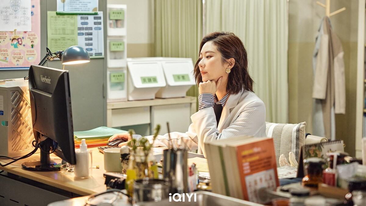 張景嵐在《第9節課》飾高校保健室護理師