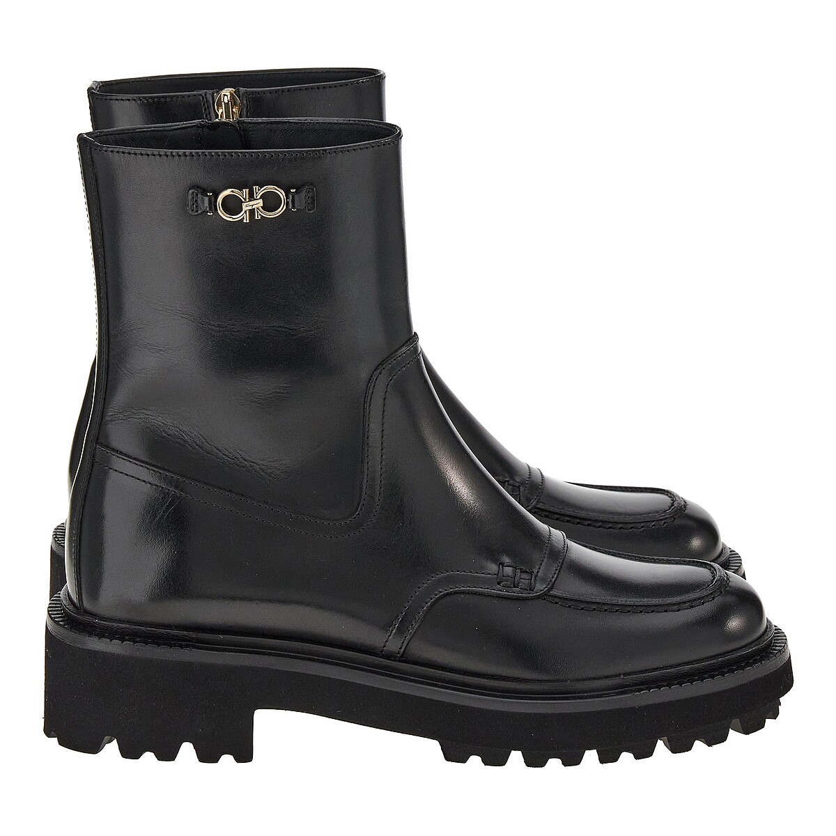 FERRAGAMO 黑色拉鍊短靴，NT47,900。