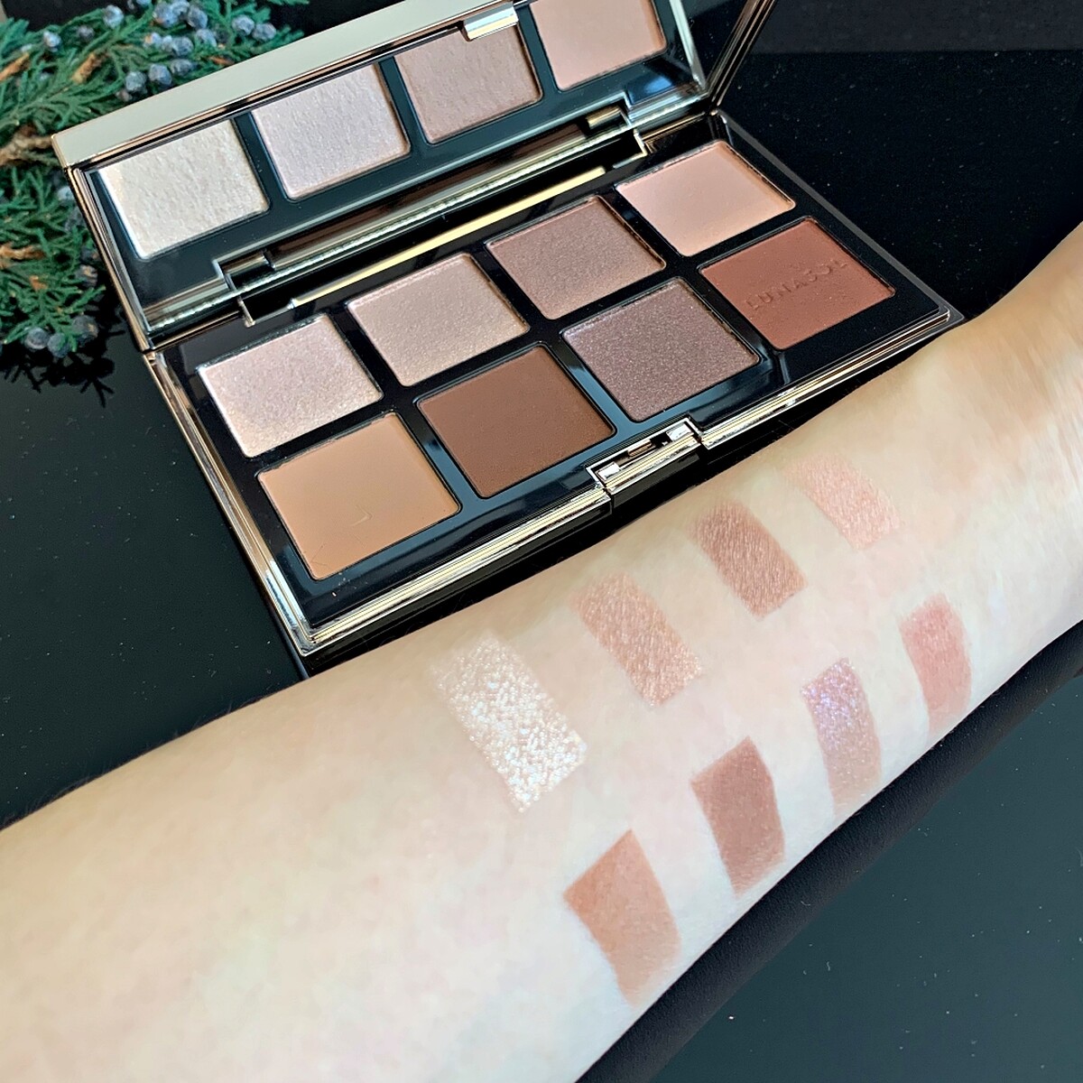 LUNASOL晶巧霓光眼彩盤(金炫特藏版)手部試色。