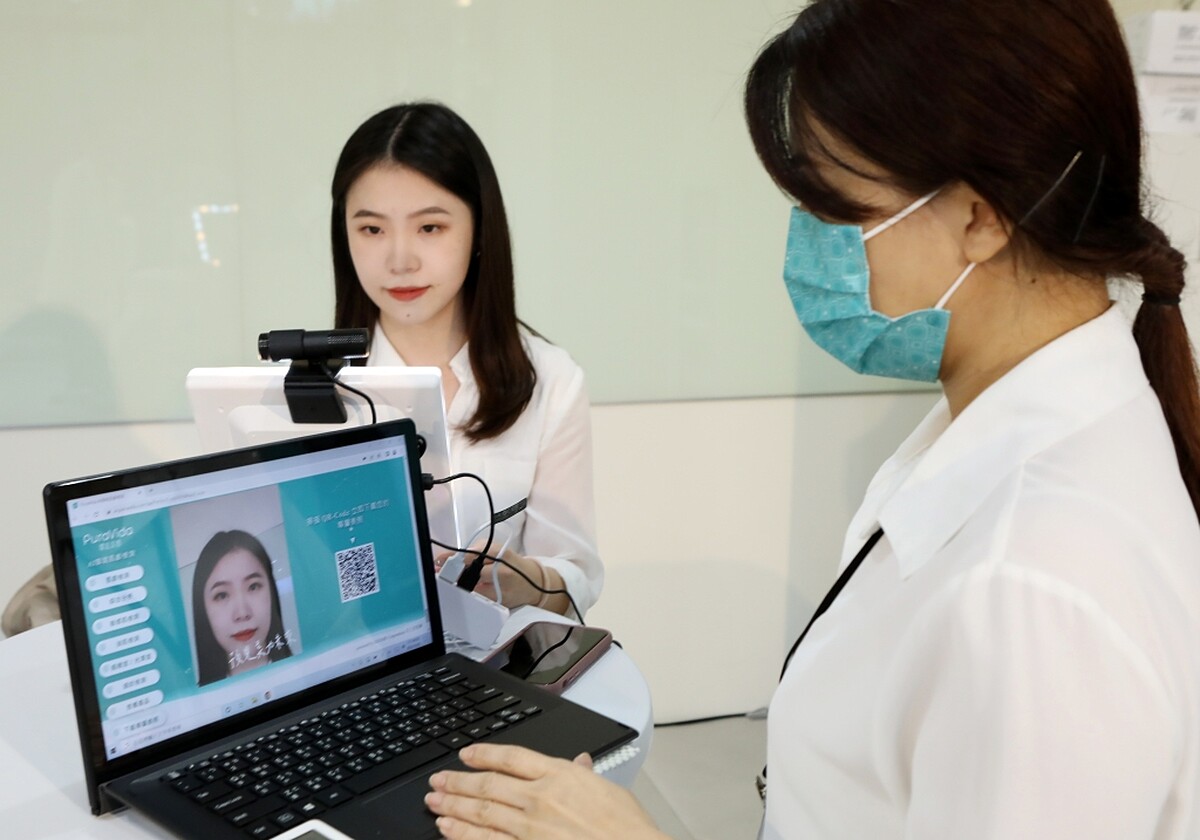 台灣奇士美化粧品結合業界最新「AI智能肌齡檢測」系統。)