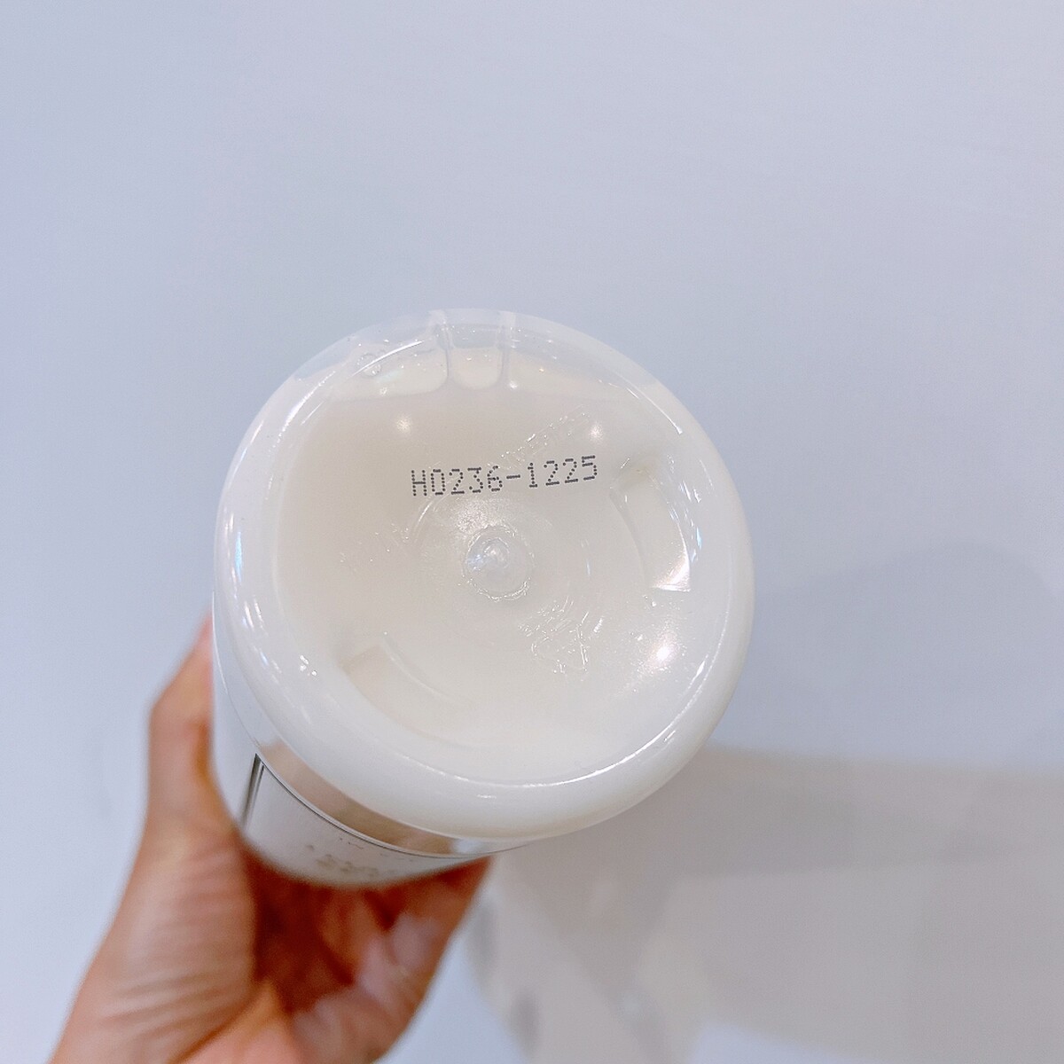 舉例來說這罐洗衣精批號在瓶身底部，批號是以字母開頭，後四位數1225，代表這瓶是有受影響的產品。