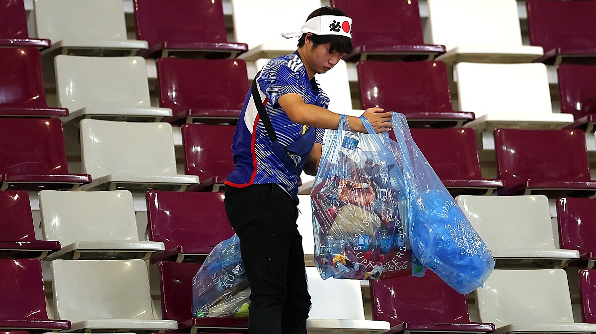 日本球迷主動在賽後撿垃圾