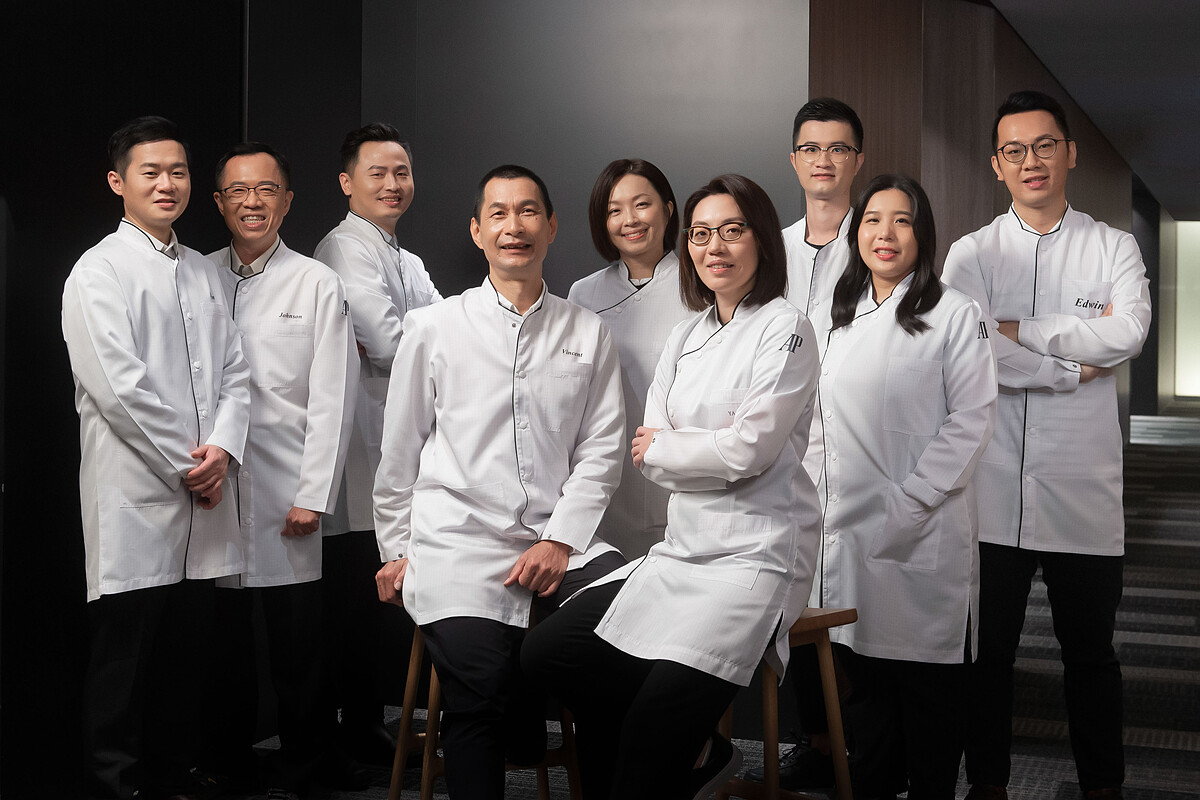 台灣愛彼售後服務中心團隊 (前排右一：台灣愛彼售後服務中心經理 楊亞葳)