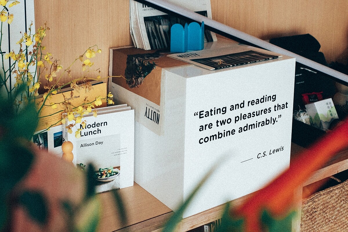 空間有各種書籍穿插與產品、層架之中。