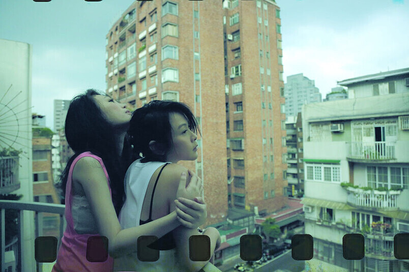 紙上電影《就在這裏》劇照，劉若英與魏如萱。