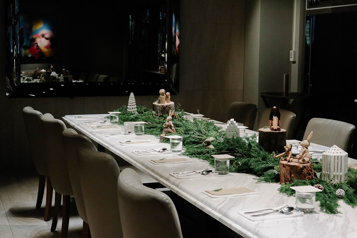 媒體餐會現場，以節慶感的佈置妝點桌面。