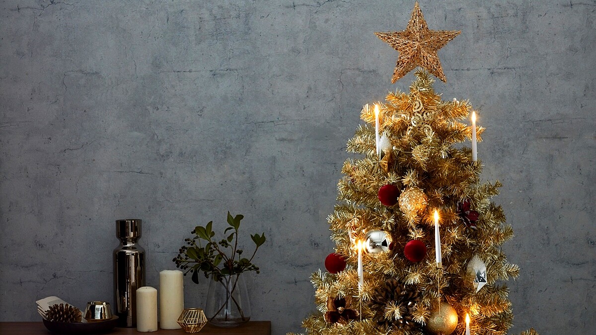 都會叢林以紅金兩色設計,傳遞出喜悅佳節氣氛