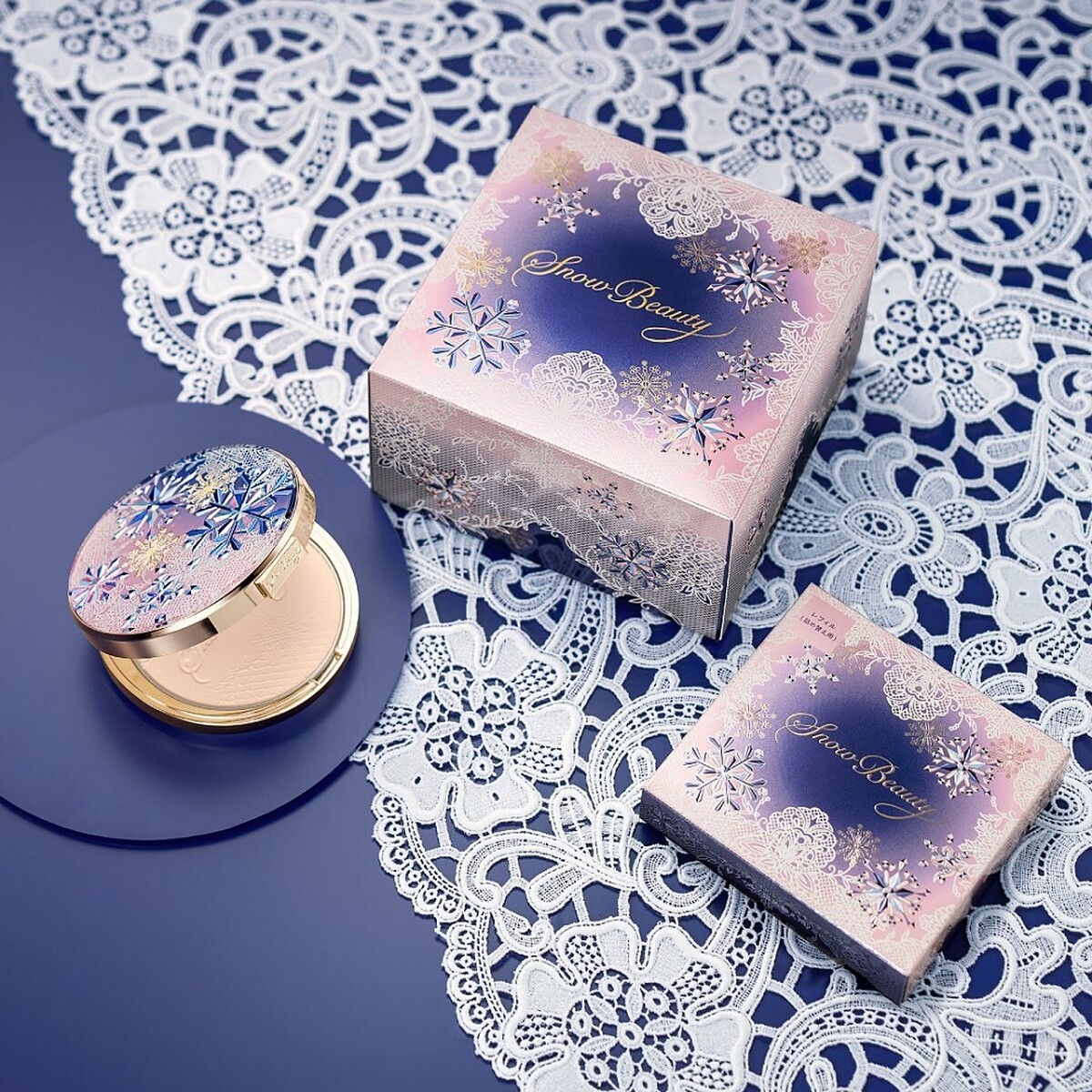 MAQuillAGE心機彩粧雪花香氛魔法盒2022布魯塞爾限定版情境圖。