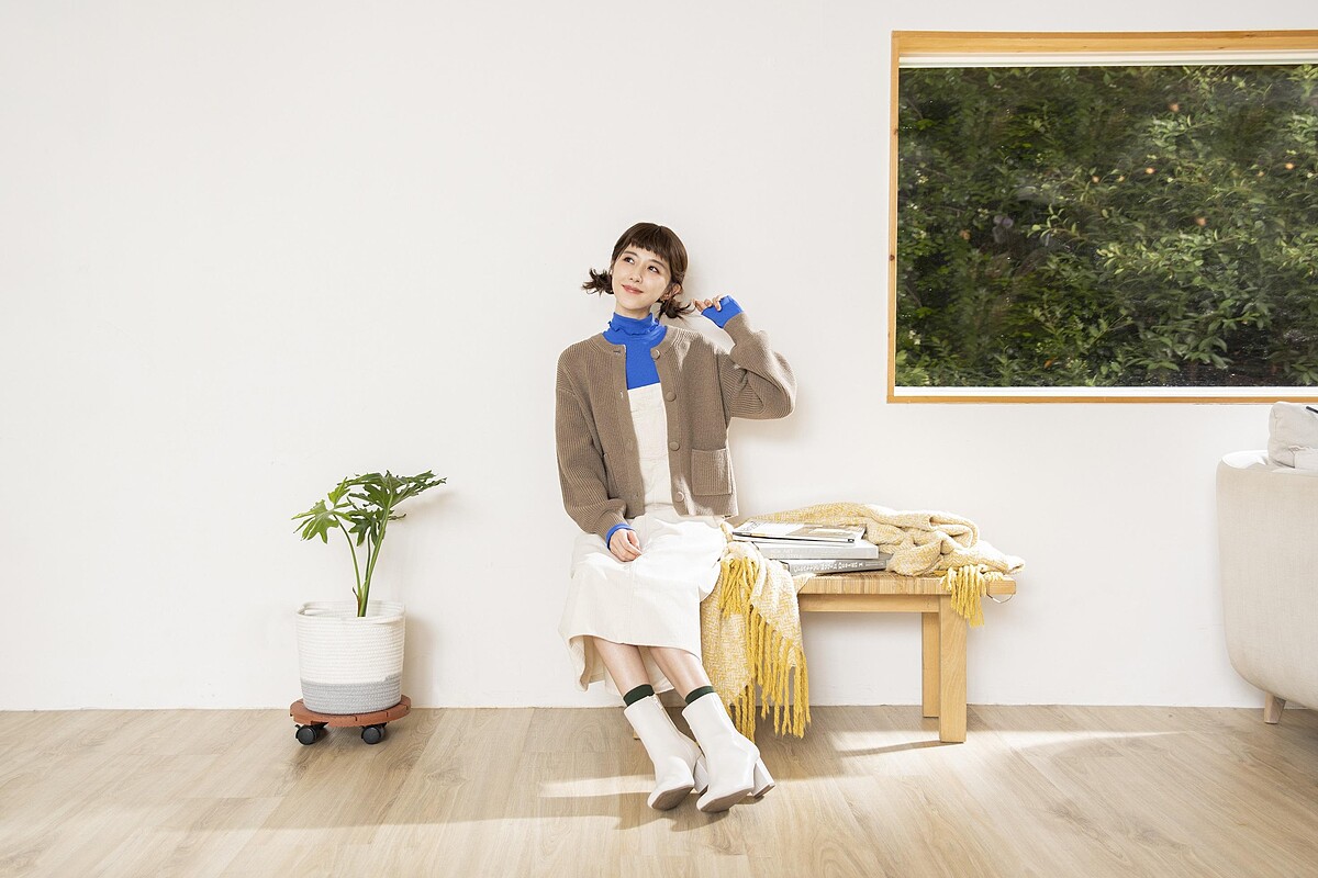 ▲GU品牌好友邵雨薇示範小資女最愛的「雙口袋短版開襟外套」穿搭，適合早晚溫差大的秋冬氣候，多種顏色穿出自信百變造型，「GU感謝祭」限定優惠價$690元。