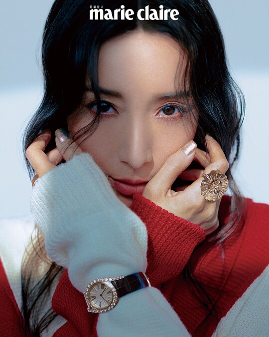 紅白拼色針織上衣、紅白拼色針織裙，both by Gucci。 Limelight Gala 系列18K玫瑰金鑽石珠寶腕錶、Sunlight 系列18K玫瑰金鑽石戒指，both by Piaget。