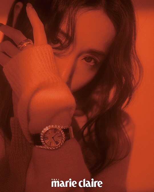 紅白拼色針織上衣by Gucci。 Limelight Gala 系列18K玫瑰金鑽石珠寶腕錶、Possession 系列18K白金宮廷式雕刻鑽石戒指，both by Piaget。