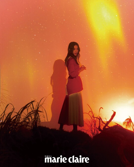 紅白拼色針織上衣、紅白拼色針織裙，both by Gucci。