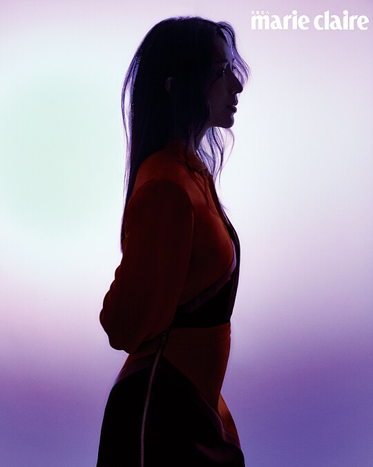 黑紅色長袖高領真絲襯衫、黑紅色羊毛裙，both by Gucci。