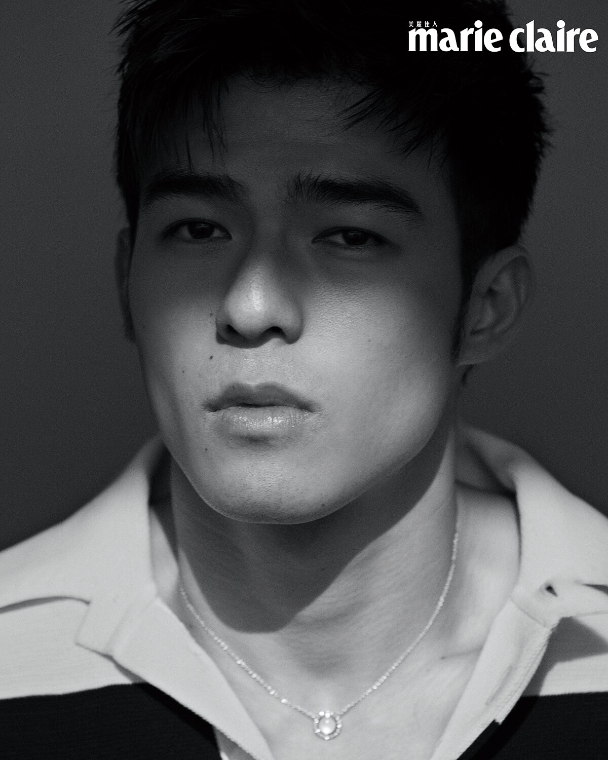 黑白條紋針織 Polo 衫 by Gucci。 Possession 系列18K玫瑰金珍珠母貝鑽石項鍊，Piaget。