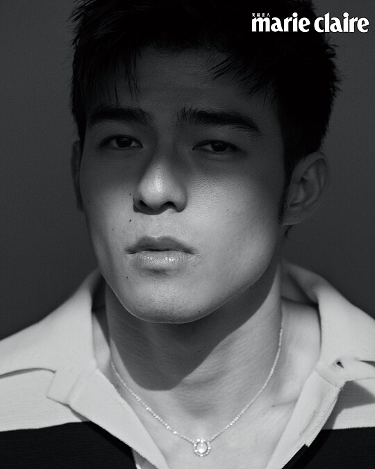 黑白條紋針織 Polo 衫 by Gucci。 Possession 系列18K玫瑰金珍珠母貝鑽石項鍊，Piaget。