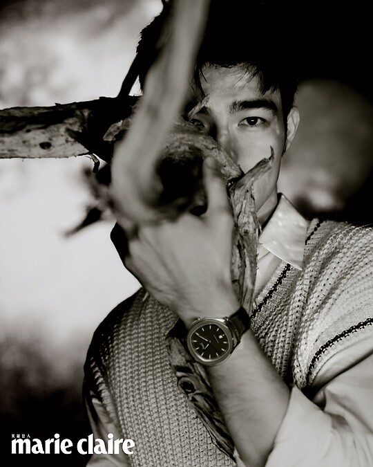 白色襯衫，Dior；米白色針織背心，Prada。Polo系列18K玫瑰金孔雀綠日期顯示腕錶，Piaget。