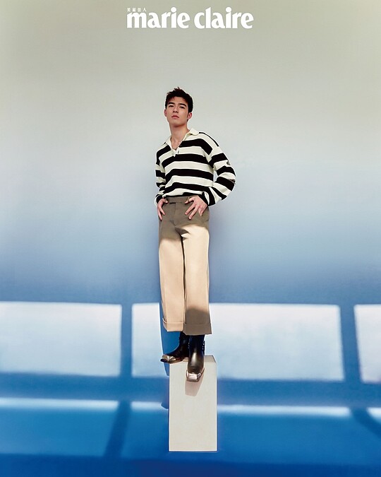 黑白條紋針織 Polo 衫、咖色羊毛長褲、黑色皮革靴，all by Gucci。 Possession 系列18K玫瑰金珍珠母貝鑽石項鍊，Piaget。