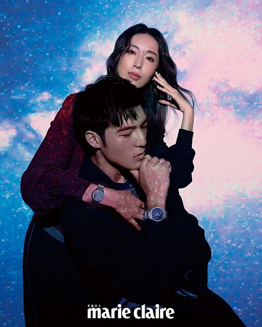 隋棠： 黑紅色長袖高領真絲襯衫、黑紅色羊毛裙，both by Gucci。 Polo 系列冰河藍日期顯示腕錶、Possession 系列18K玫瑰金宮廷式雕刻鑽石戒指、Possession 系列18K白金藍寶石鑽石耳環，all by Piaget。 陳昊森： 藍色圖樣短袖T恤、黑色羊毛長褲、黑色翻領羊毛大衣，all by Gucci。 Polo 系列孔雀綠超薄鏤空腕錶、Possession 系列18K白金宮廷式雕刻鑽石戒指、Possession 系列18K白金黑陶瓷鑽石手鐲，all by Piaget。