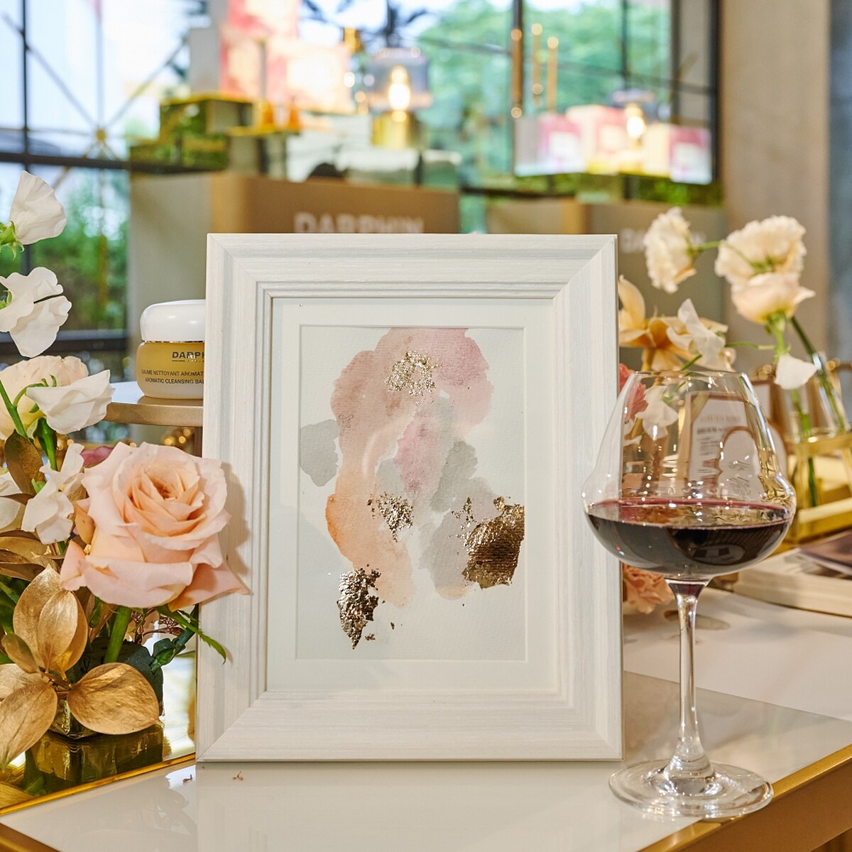 Darphin朵法療癒花園派對紅酒打造微醺畫作。