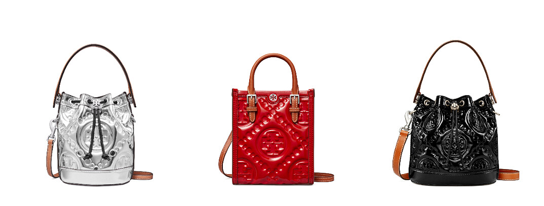 星河銀漆皮浮雕T Monogram圖紋迷你水桶包 NTD 20,900 ; 烈焰紅漆皮浮雕T Monogram圖紋琴譜包 NTD 21,900 ;夜空黑漆皮浮雕T Monogram圖紋水桶包 NTD 24,900