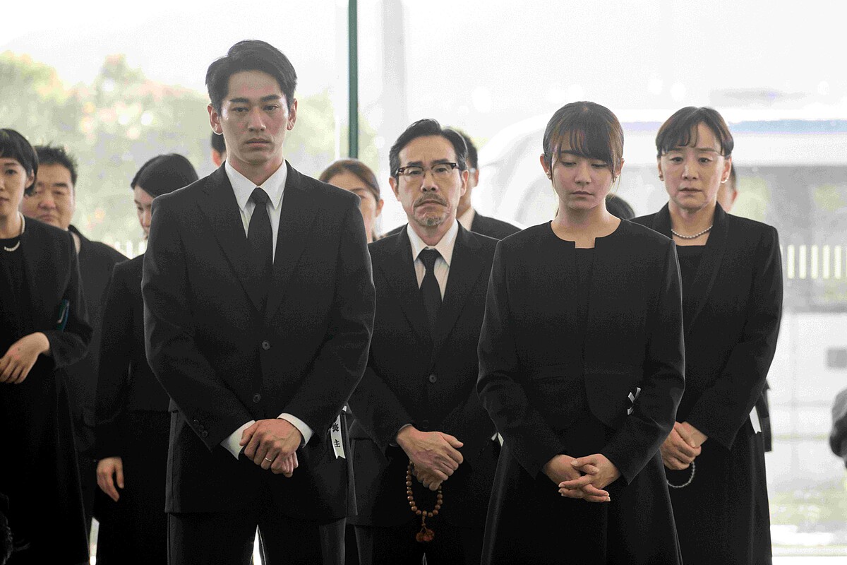 二郎(永山絢斗, 左前)與妻子妙子(木村文乃, 右前)原本要幫兒子慶祝棋賽冠軍,卻發生一場意外