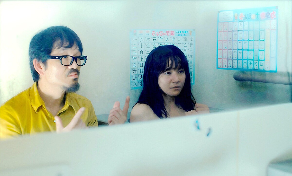 砂田原子與前妻木村文乃蹲在浴室、以手語對鏡剖心交談的戲相當感人