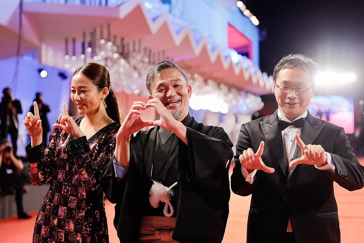 砂田原子的愛心手語更成為威尼斯紅毯焦點