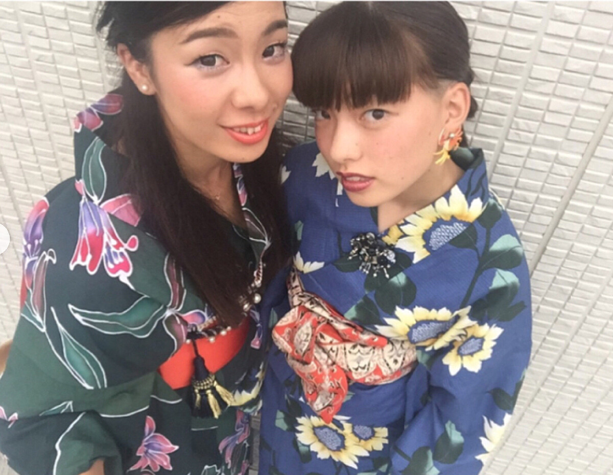 山田葵與母親像是姐妹