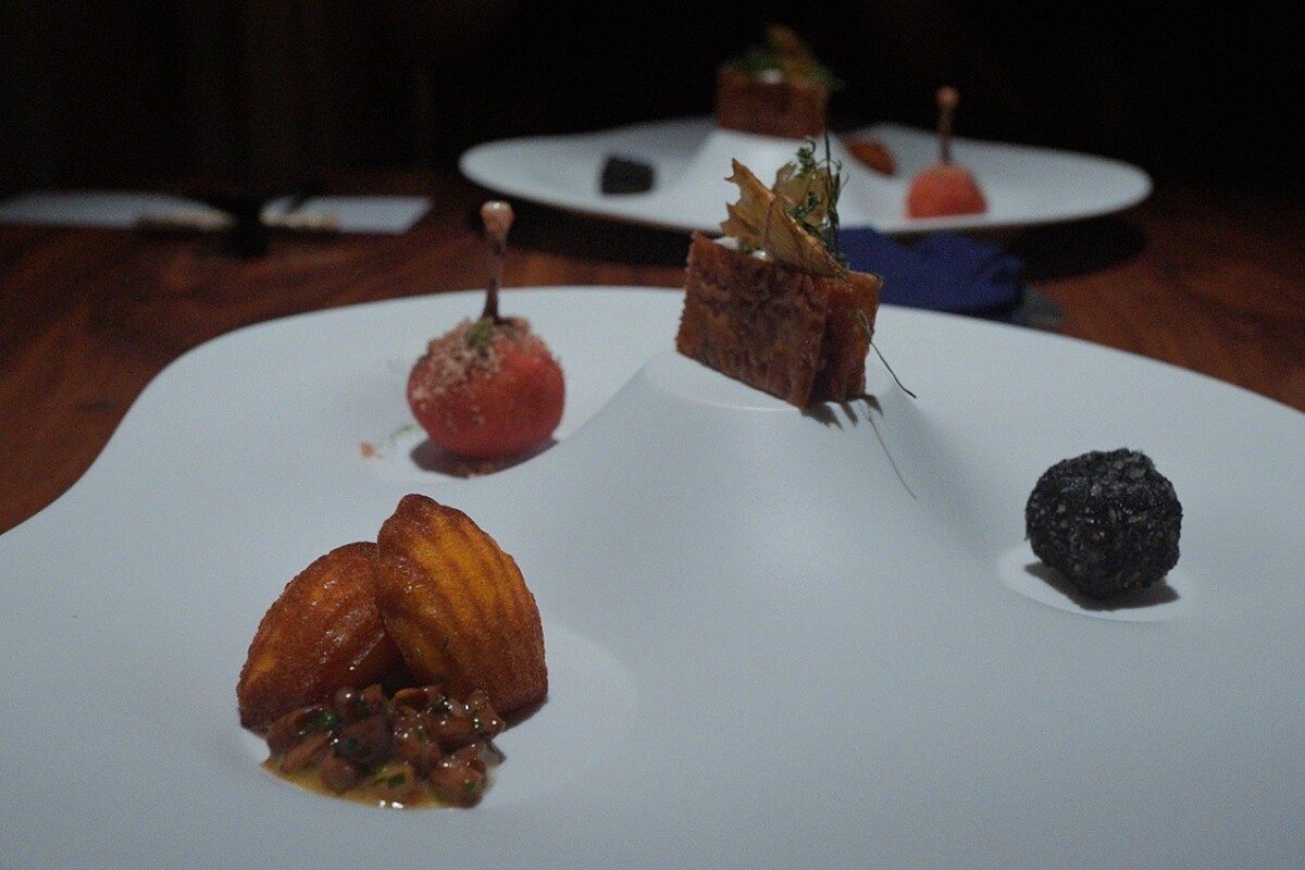 以想像穿梭於山林丘壑間為畫面。