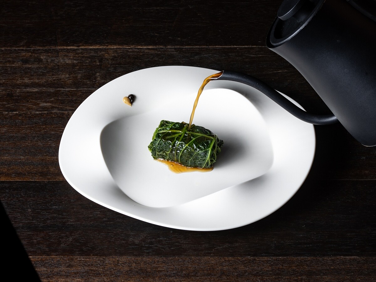 以熟悉的「高麗菜捲」為範本，呈現了和風洋食另一種面貌。