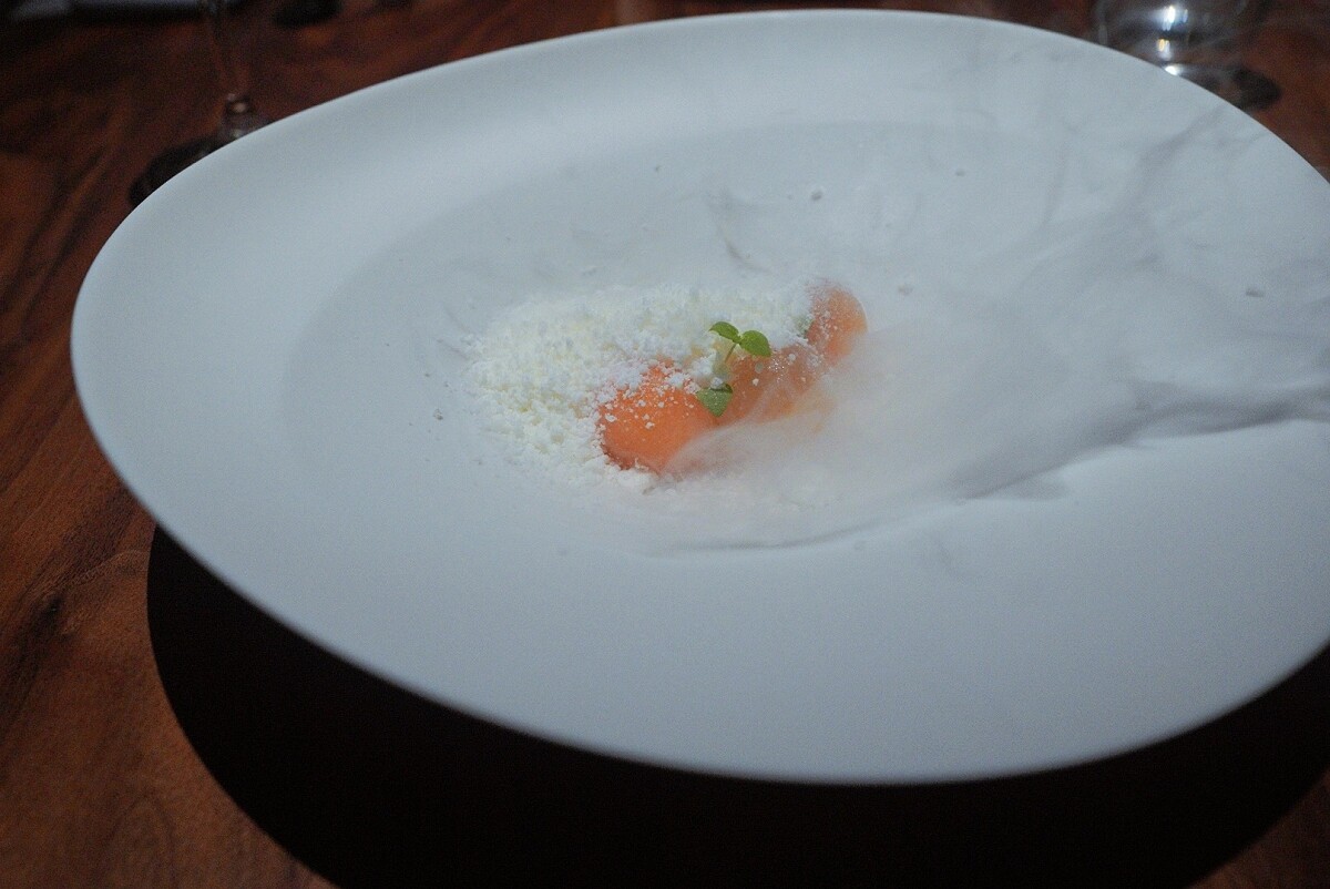 Burrata cheese 冰凍後灑落於水果上。