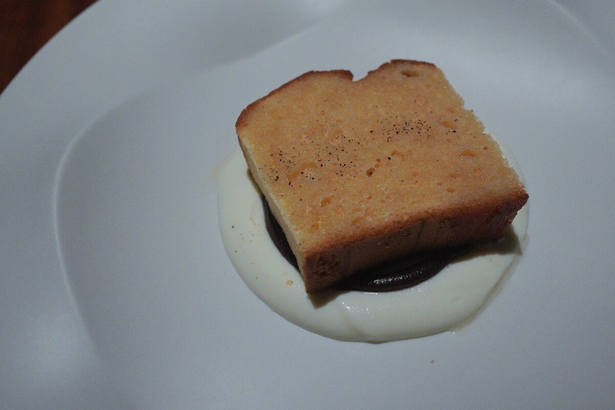 蜂蜜以另外一種形式表現在蛋糕上。