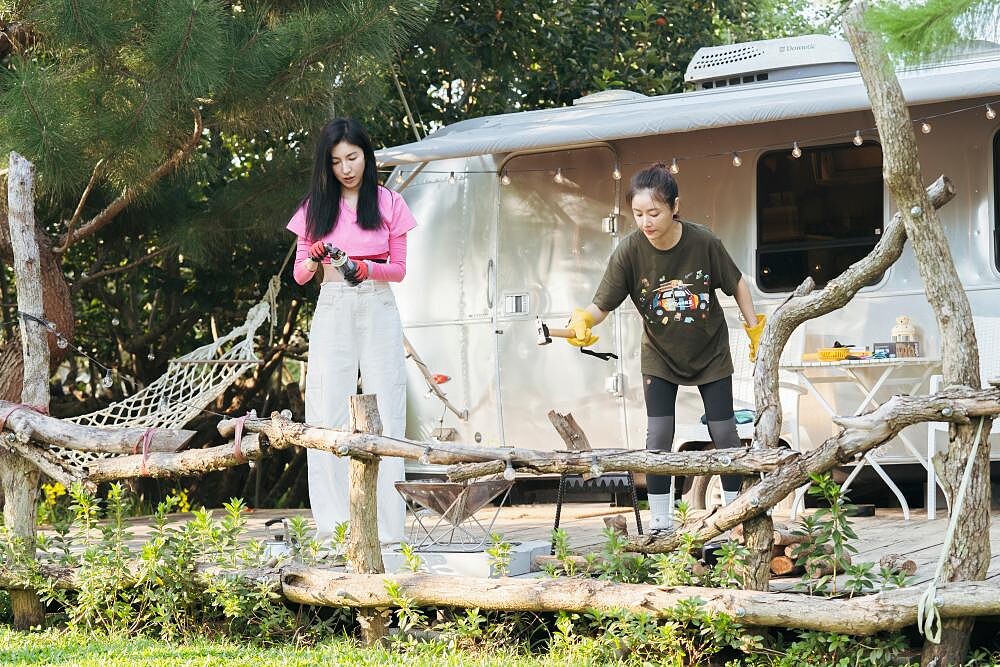 林心如與楊謹華走出光酒店去露營