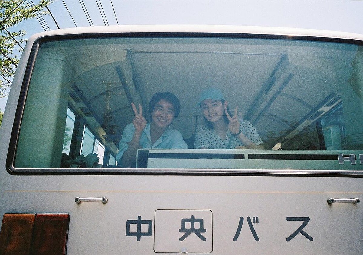 在劇中飾演野口也英爸爸的井浦新，為八木莉可子和木戶大聖拍攝的爸爸愛的視角照片。