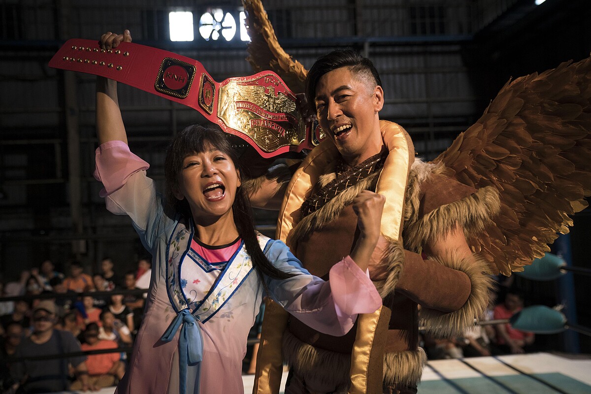 曹蘭（左）與那維勳在電影中是傳奇摔角冠軍