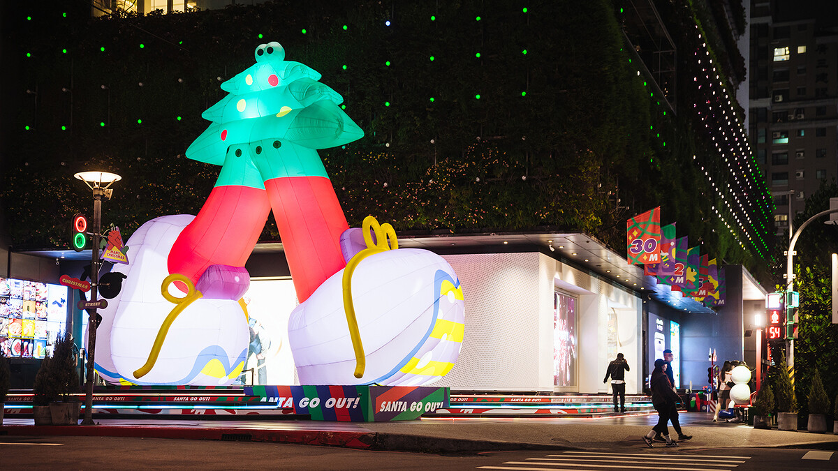 全台最奇趣的聖誕樹，長出巨大比例雙腳，高達8米的主題裝置，象徵今年主題「聖誕烙跑」的精神。
