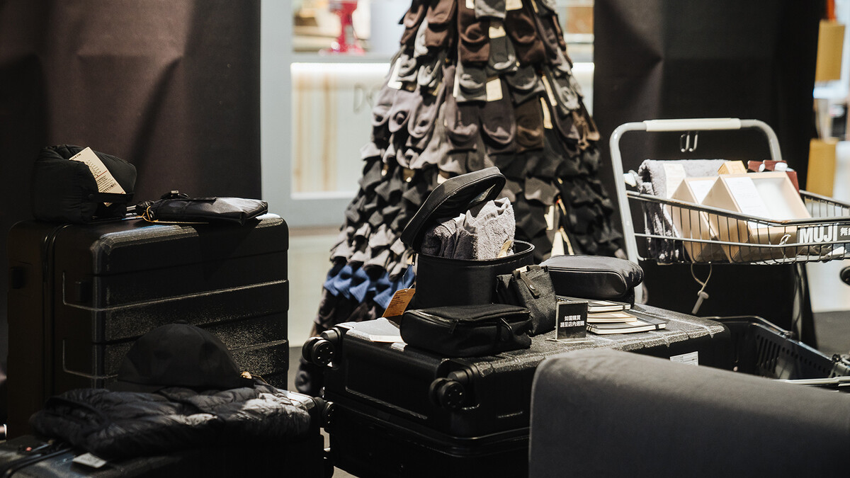 BLACK SANTA 於 2樓展演空間打造首場黑化聖誕節。