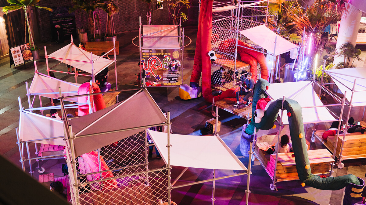 13隻「聖誕主腳」可自由變形穿梭PARK2，最長腳色達25公尺。